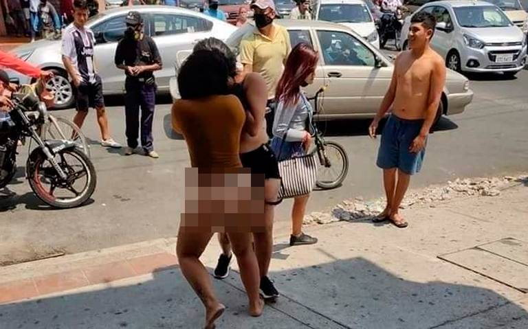 Mujeres sin ropa discount interior en la calle